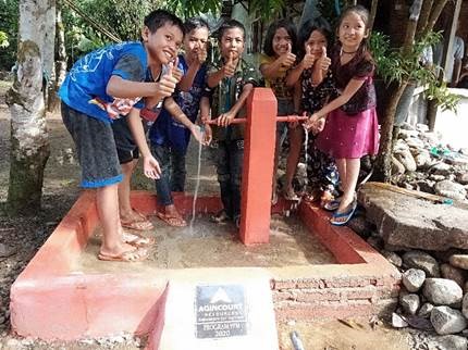 Anak-anak warga Desa Batu Horing bersukacita atas dibangunnya sarana air bersih di desanya