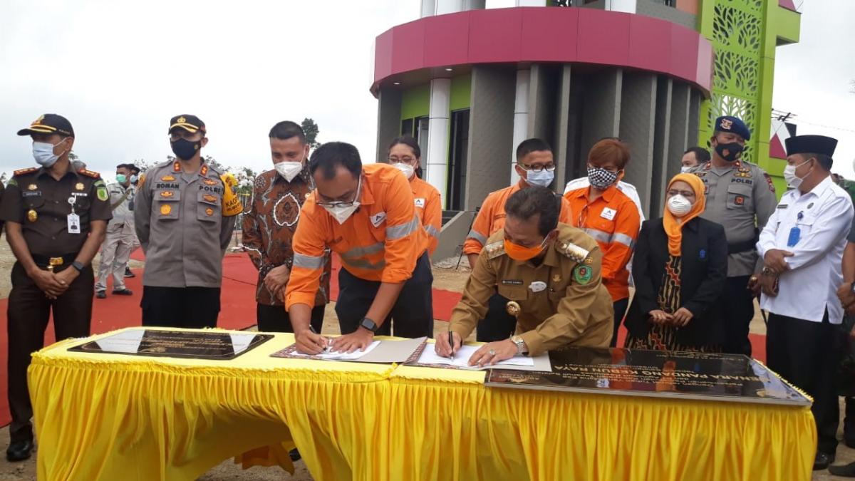 Direktur Keuangan/CFO PTAR Noviandri L. Hakim bersama Bupati Tapanuli Selatan Syahrul M. Pasaribu menandatangani berita acara serah terima Menara Pandang Kebun Raya Sipirok