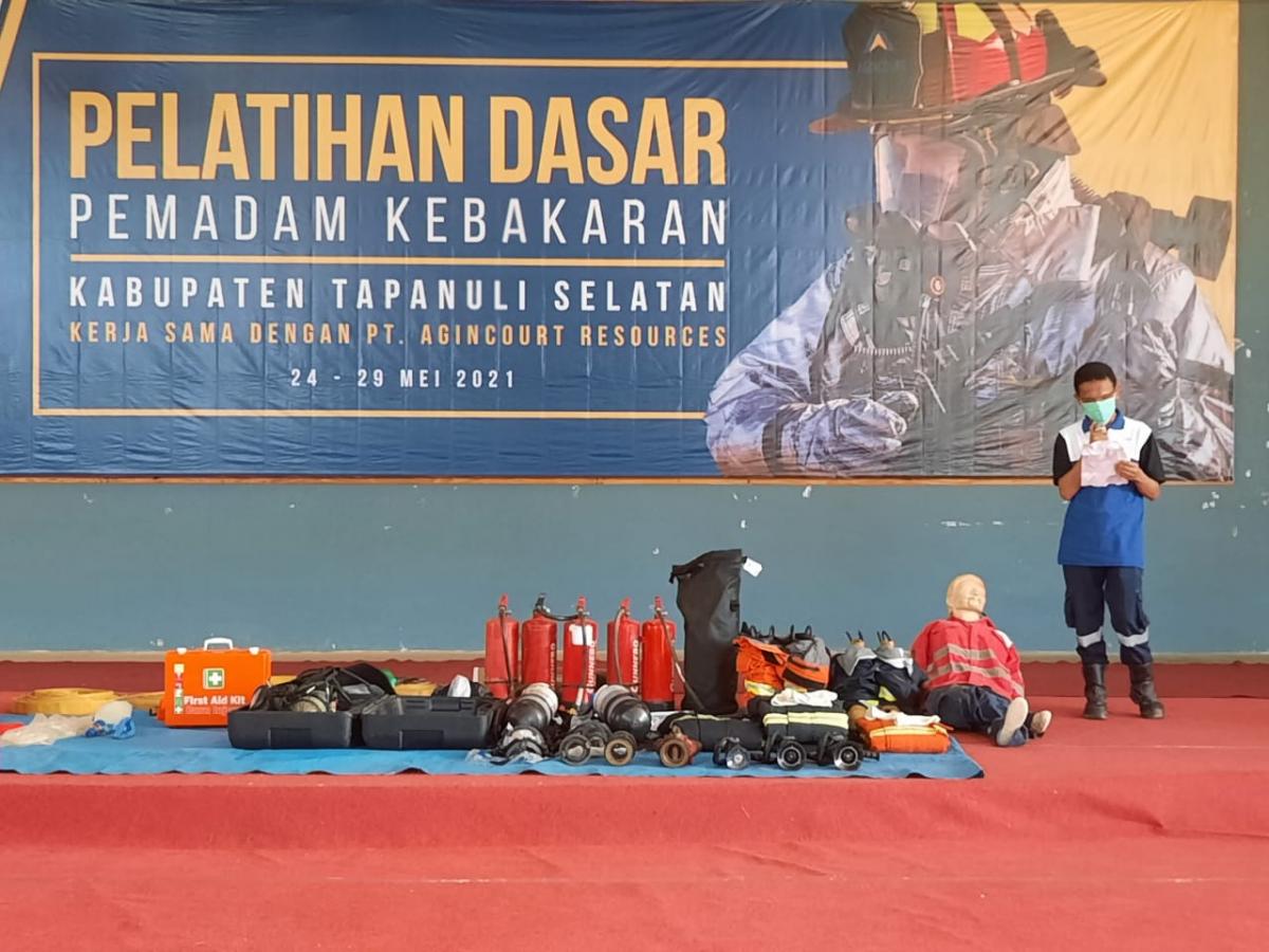 Photo 1: PTAR General Manager Operations, Rahmat Lubis gave a speech at a fire fighting basic training event at the Sopo Daganak building, Monday (24/5)