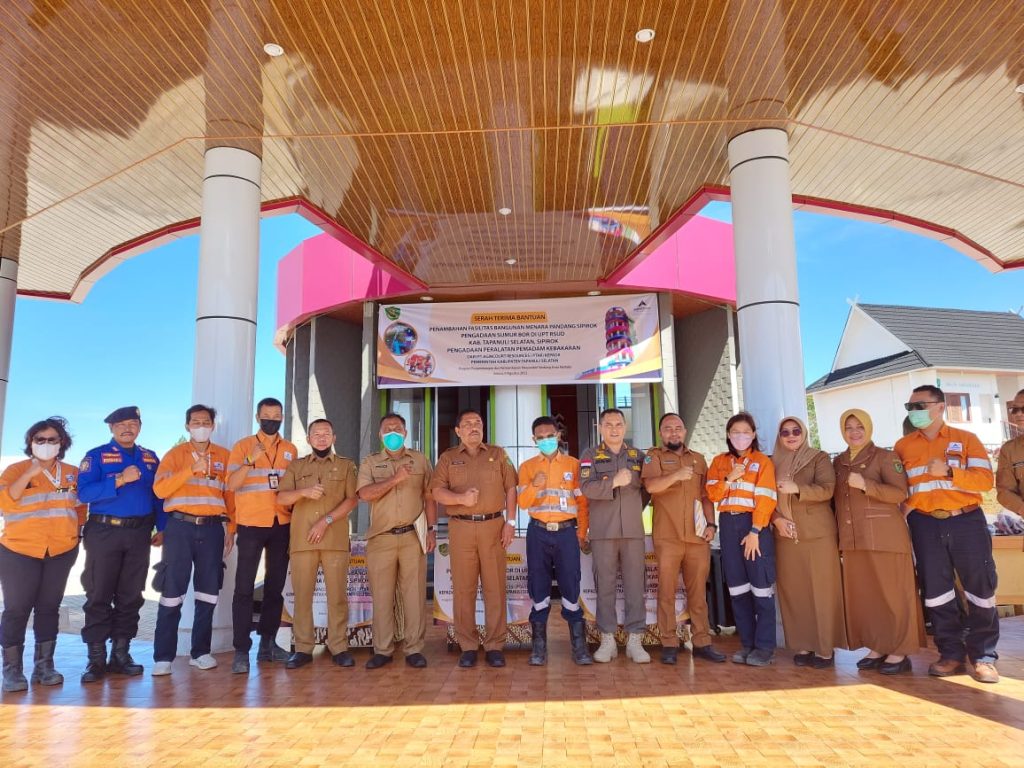 The handover of assistance from PT Agincourt Resources to South Tapanuli Regency Government was carried out at Sipirok Viewing Tower, South Tapanuli, North Sumatra, on 9 August 2022. The assistance was in the form of additional building facilities for Sipirok  Tower, construction of borewell at UPT Sipirok Hospital, and provision of fire-fighting equipment for South Tapanuli Fire Department. (Doc: PTAR)