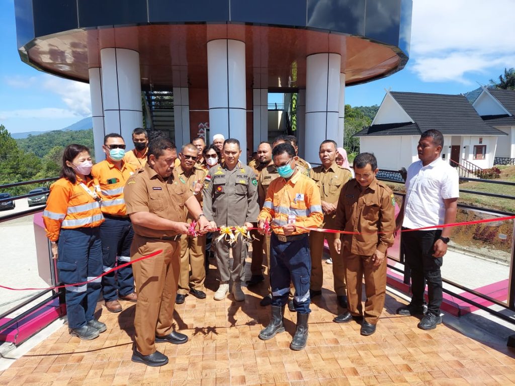 General Manager Operations of PT Agincourt Resources (PTAR) Rahmat Lubis with South Tapanuli Regional Secretary Parulian Nasution cut a ribbon as a symbol of handing over additional facilities for the Viewing Tower from PTAR to South Tapanuli Regency Government, Tuesday, 9 August 2022. (Doc: PTAR)