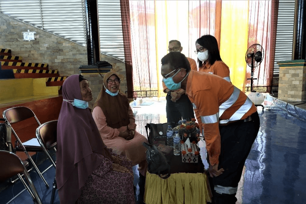 Photo 2: General Manager Operations of PT Agincourt Resources, Rahmat Lubis, talked with the 2017 cataract beneficiary Asnah Tanjung, who was present at the Eye Health Information Week in Batangtoru, South Tapanuli, North Sumatra, 12 September 2022. (Doc: PTAR)
