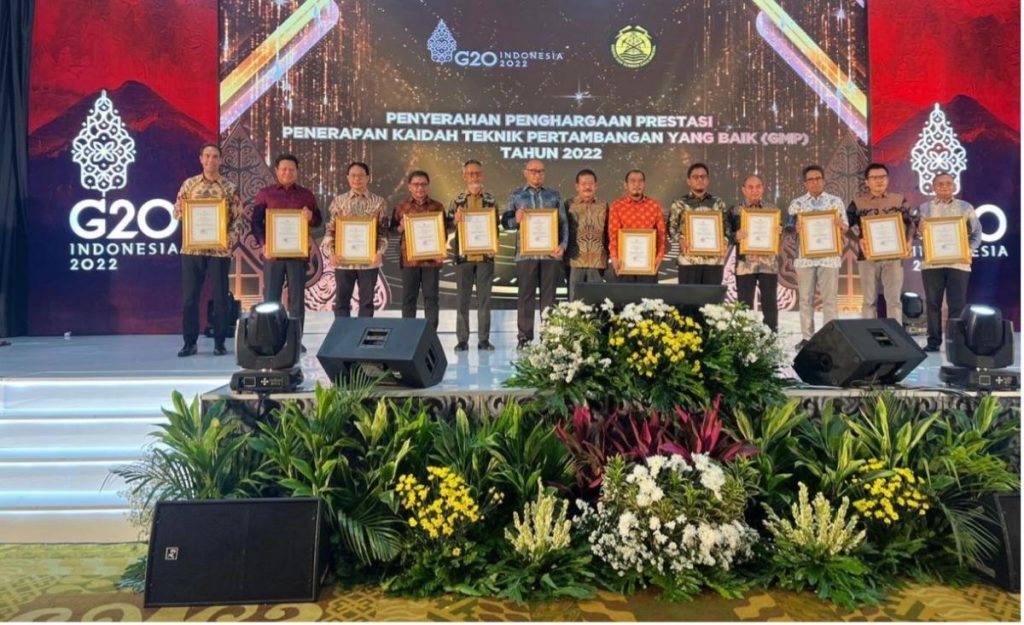 Presiden Direktur PT Agincourt Resources (PTAR), Muliady Sutio, (ketiga dari kiri) menerima penghargaan saat acara Penyerahan Penghargaan Prestasi Penerapan Kaidah Teknik Pertambangan yang baik (GMP) Tahun 2022 yang diselenggarakan Kementerian ESDM di Jakarta pada 29 September 2022. PTAR meraih empat penghargaan sekaligus di gelaran tahunan tersebut.  