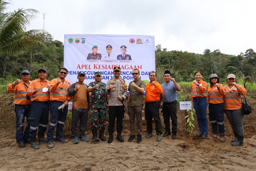 Photo 2: PT Agincourt Resources held the Joint Tree Planting Action in the Garoga River, Batangtoru, South Tapanuli, North Sumatra, on 19 November 2022. The action that was held concurrently with the Ceremony of Disaster Management Preparedness involved the government of South Tapanuli District and was attended by the Chief of South Tapanuli Police Command and a representative of Dandim 0212/South Tapanuli. (Doc: PTAR)