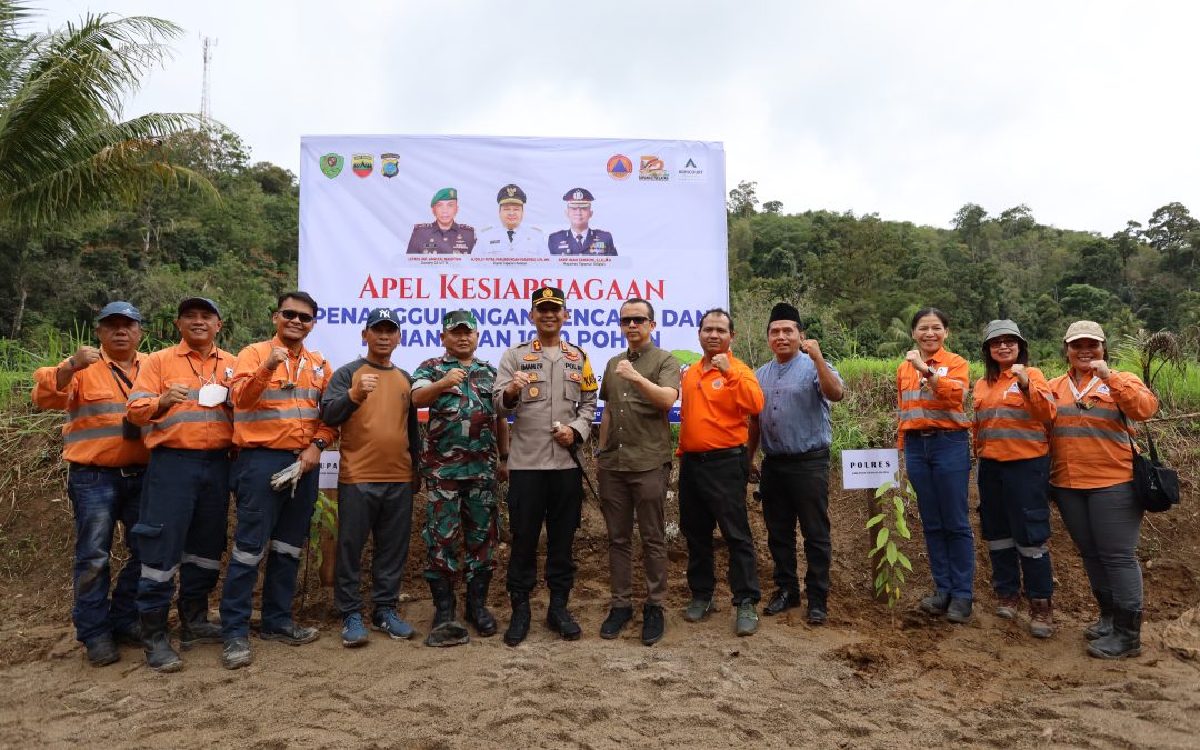 Photo 2: PT Agincourt Resources held the Joint Tree Planting Action in the Garoga River, Batangtoru, South Tapanuli, North Sumatra, on 19 November 2022. The action that was held concurrently with the Ceremony of Disaster Management Preparedness involved the government of South Tapanuli District and was attended by the Chief of South Tapanuli Police Command and a representative of Dandim 0212/South Tapanuli. (Doc: PTAR)