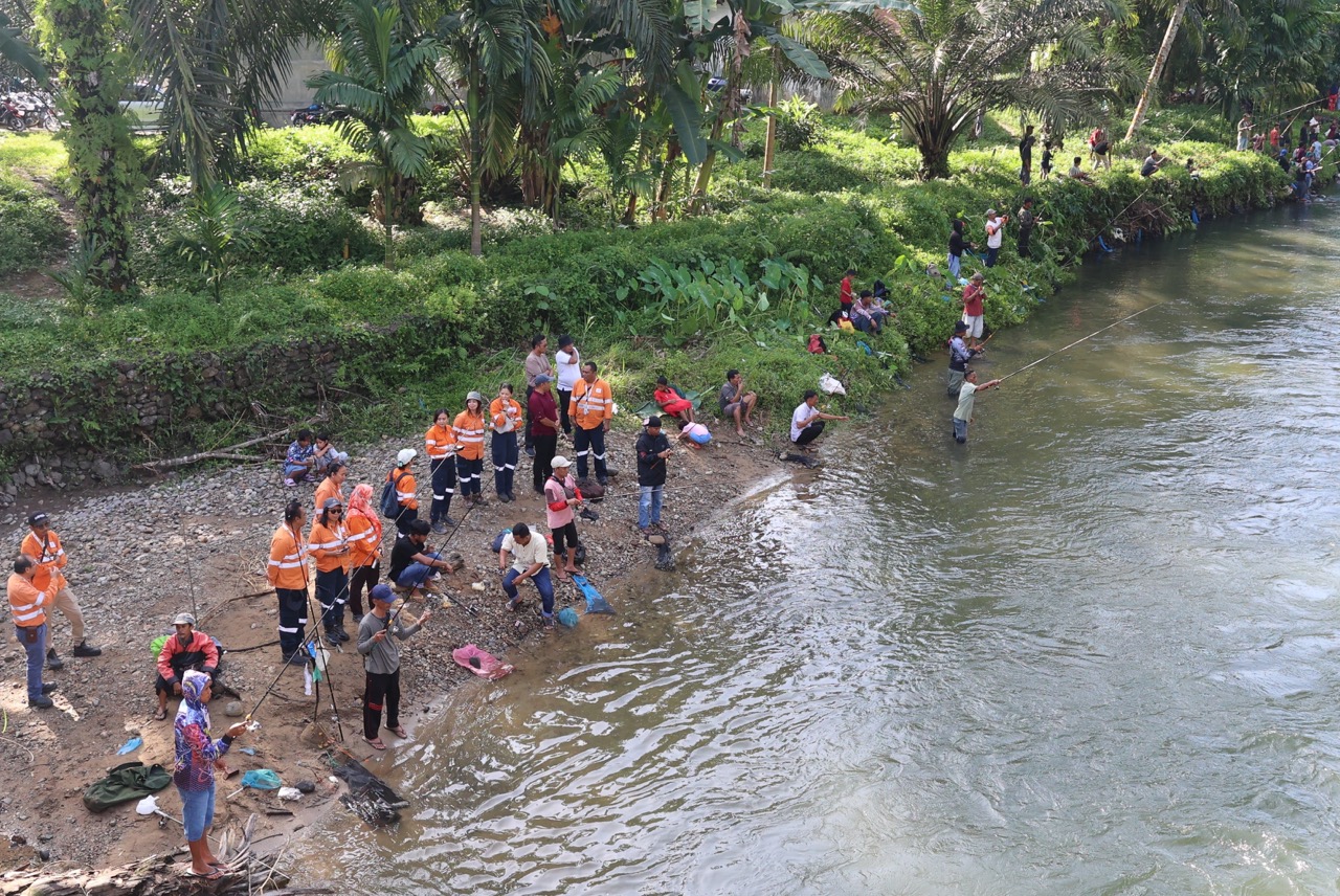 Foto 1: Masyarakat antusias mengikuti kegiatan memancing dalam rangkaian pembukaan lubuk larangan di Sungai Garoga, Desa Garoga, Kecamatan Batangtoru, Kabupaten Tapanuli Selatan.