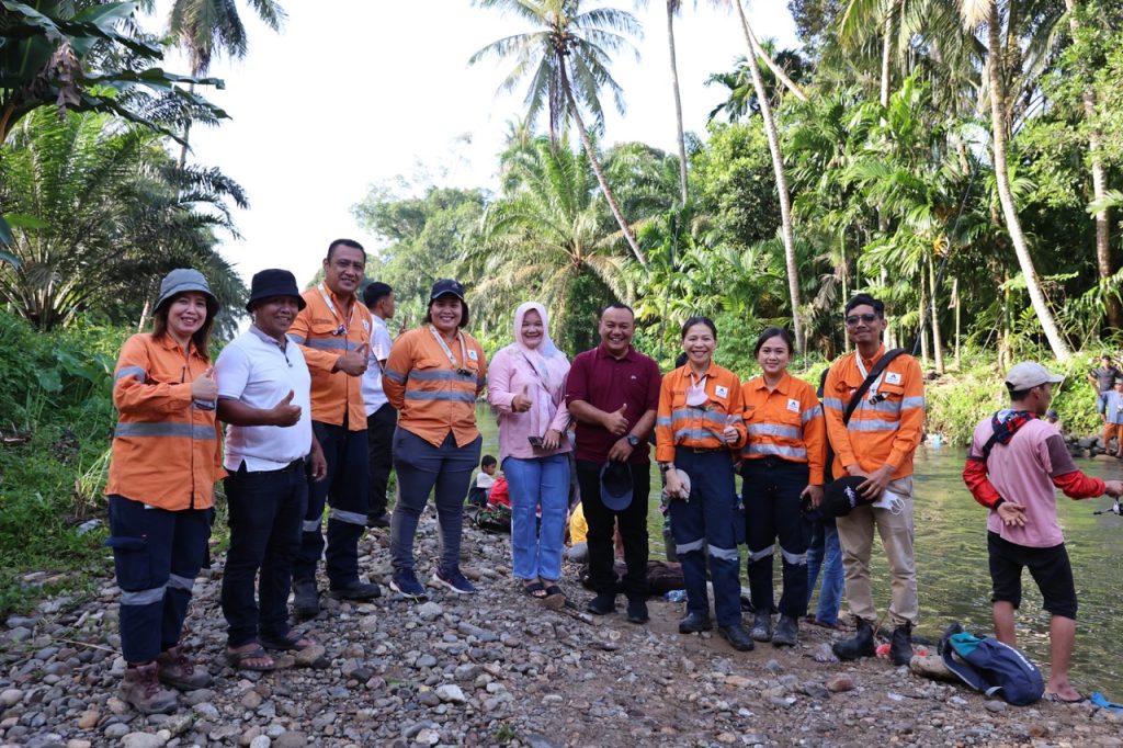 Foto 2: Manajemen dan tim PTAR bersama Camat Batangtoru dan Kepala Desa Garoga menghadiri kegiatan pembukaan lubuk larangan di Desa Garoga, Kecamatan Batangtoru, Kabupaten Tapanuli Selatan