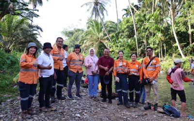 Foto 2: Manajemen dan tim PTAR bersama Camat Batangtoru dan Kepala Desa Garoga menghadiri kegiatan pembukaan lubuk larangan di Desa Garoga, Kecamatan Batangtoru, Kabupaten Tapanuli Selatan