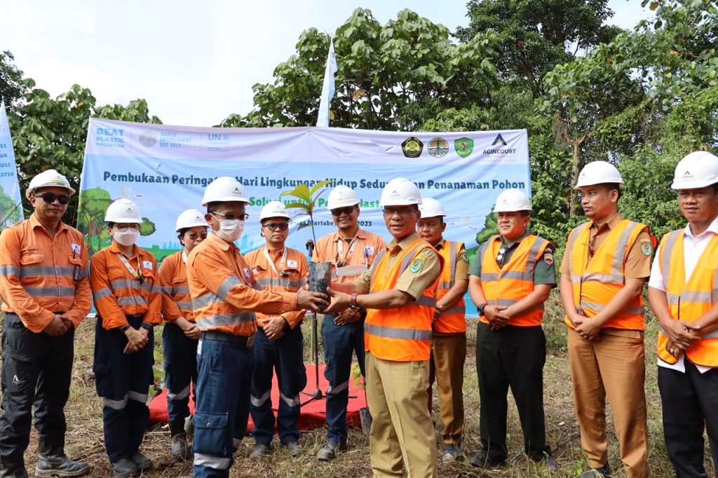 Foto 1: General Manager Operations PT Agincourt Resources (PTAR), Rahmat Lubis (kiri), menyerahkan bibit pohon kepada Kepala Dinas Lingkungan Hidup Tapanuli Selatan, Ongku Muda Atas (kanan), pada Pembukaan Hari Lingkungan Hidup Sedunia dan Penanaman Pohon yang diadakan PTAR pada Senin (5/6/2023). (Dok: PTAR)