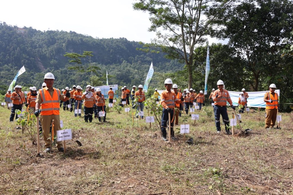 Foto 2: PT Agincourt Resources, pengelola Tambang Emas Martabe, mengadakan penanaman pohon sebanyak 130 bibit pohon saat Pembukaan Hari Lingkungan Hidup Sedunia pada Senin (5/6/2023). (Dok: PTAR)