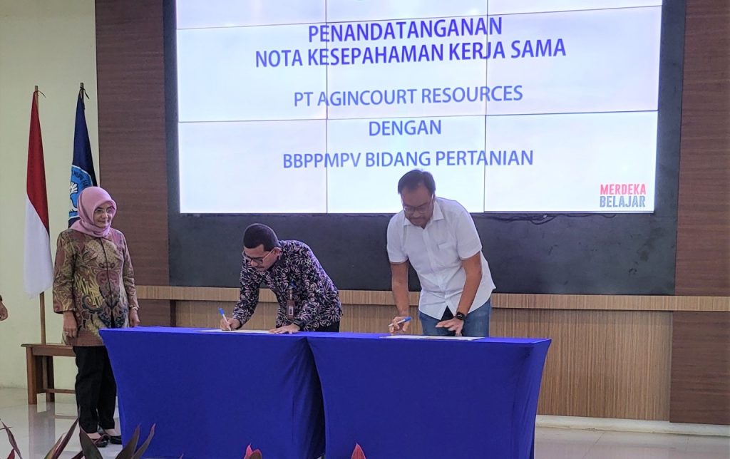 Foto 2: Direktur sekaligus Chief Financial Officer PTAR Noviandri (kanan) bersama Kepala BBPPMPV Pertanian Dr. Yusuf, MT (tengah) melakukan penandatanganan perjajian kerja sama disaksikan Direktur Jenderal Pendidikan Vokasi Kemenristek Dr. Ir. Kiki Yuliati M.Sc