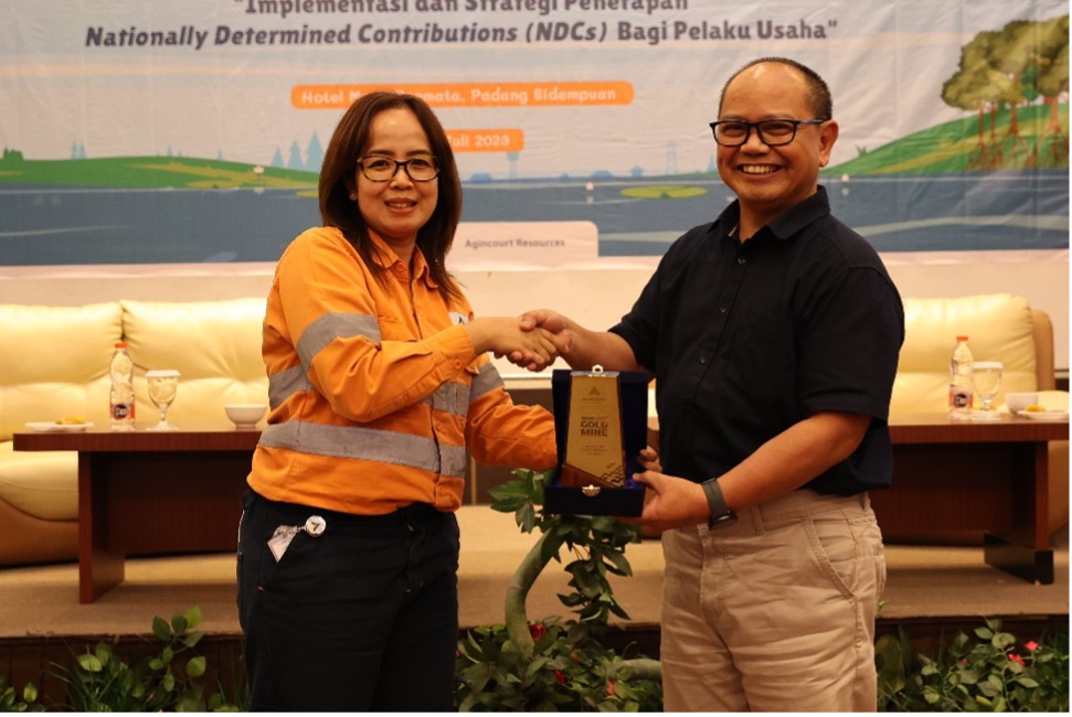 Foto 2: Manager Public Relations PT Agincourt Resources Reni Radhan (kiri) memberikan penghargaan kepada Executive Director Belantara Foundation Dolly Priatna yang menjadi pembicara dalam Seminar Nasional Hari Lingkungan Hidup Sedunia 2023 di Padang Sidempuan pada 20 Juli 2023. (Dok: PTAR)