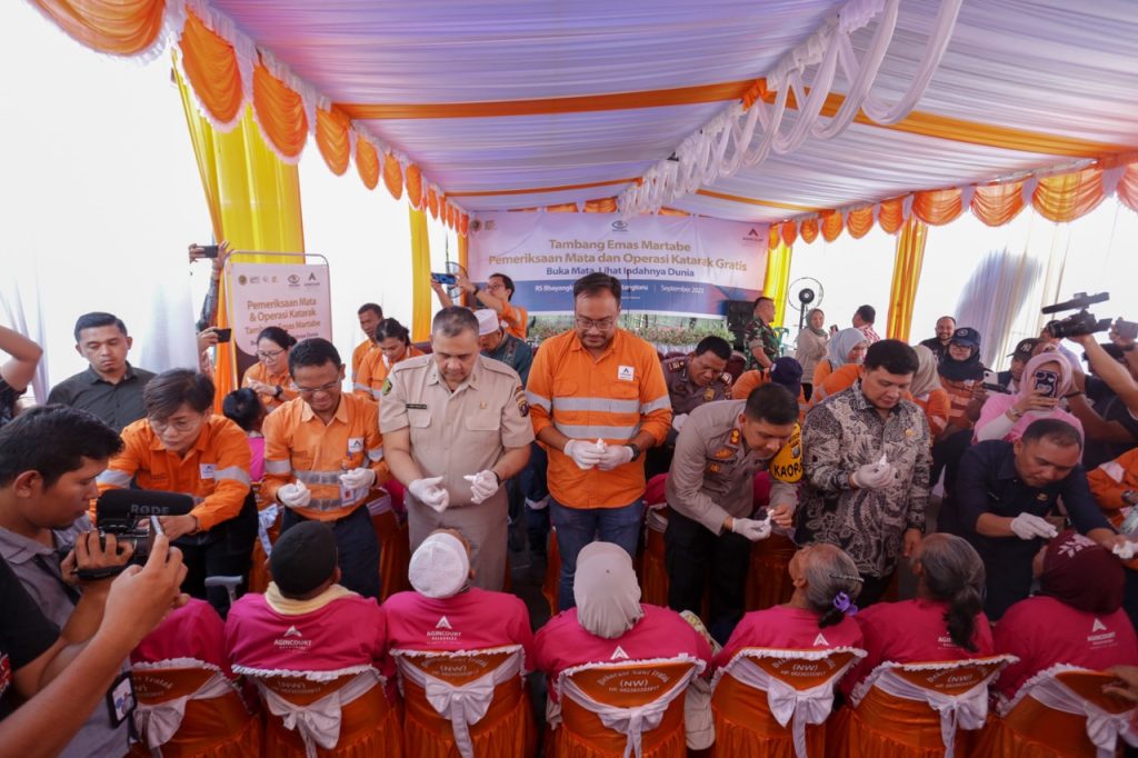 Photo 1: Director & CFO of PT Agincourt Resources Noviandri Hakim (center in orange uniform) preparing to give eye drops to the cataract patients together with South Tapanuli Police Chief AKBP Imam Zamroni at Bhayangkara Batangtoru Hospital, South Tapanuli, Thursday (14/9/2023). (Doc: PTAR)