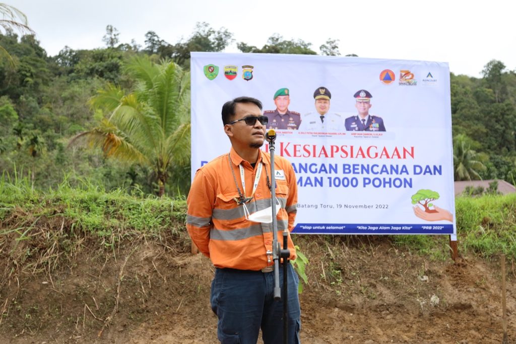 Photo 1: Deputy General Manager Operations of PT Agincourt Resources, Wira Dharma Putra, delivered an opening speech during the Joint Tree Planting Action on the Garoga River bank, Batangtoru Sub-district, South Tapanuli, North Sumatra, 19 November 2022. (Doc: PTAR)