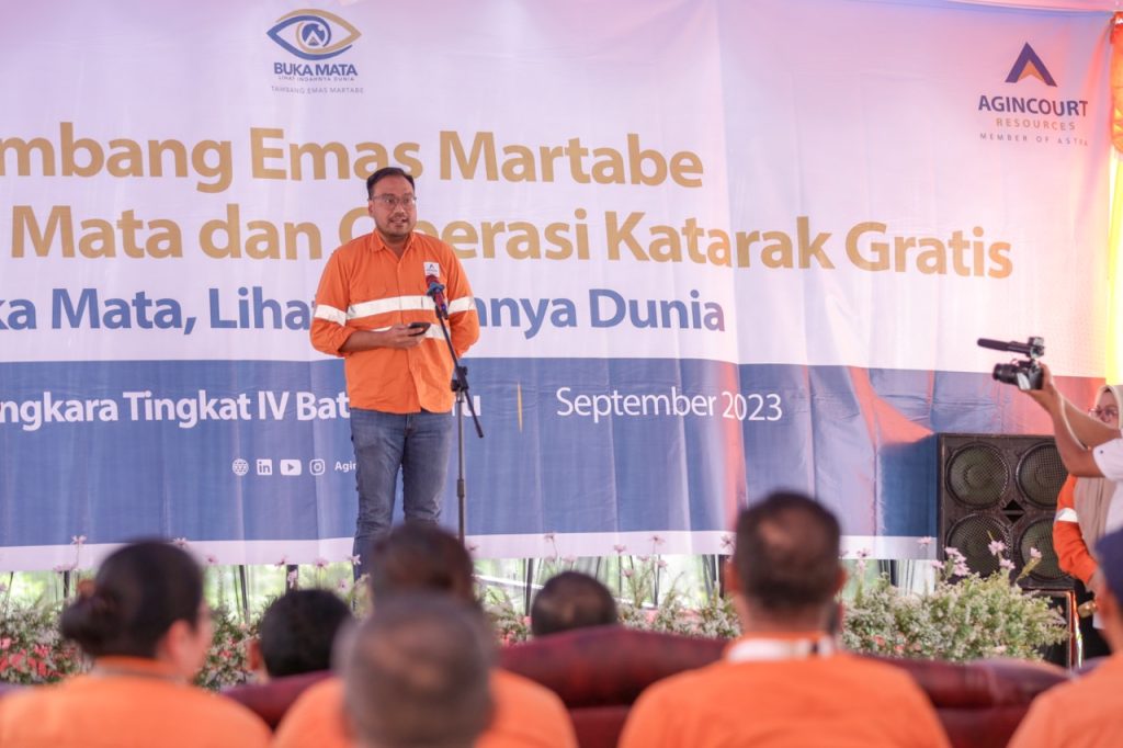 Photo 2: Director  PT Agincourt Resources, Noviandri Hakim, is giving a welcoming speech at the opening of the 2023 Free Cataract Surgery Series at the Martabe Gold Mine in Batangtoru, South Tapanuli, Thursday (14/9/2023). (Doc: PTAR)
