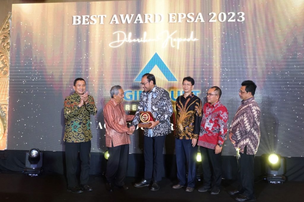 Foto 1: Direktur sekaligus Chief Financial Officer PTAR Noviandri (tengah) menerima penghargaan Best Award dalam ajang Eco-tech Pioneer Sustainability Awards (EPSA) 2023 di Hotel Novotel Semarang, Sabtu (2/9).
