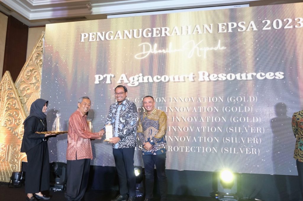 Photo 2: PTAR Director and Chief Financial Officer Noviandri and PTAR Senior Manager Environment, Health and Safety Hari Ananto receive awards at the 2023 Eco-tech Pioneer Sustainability Awards (EPSA) at the Novotel Hotel Semarang, Saturday (2/9).