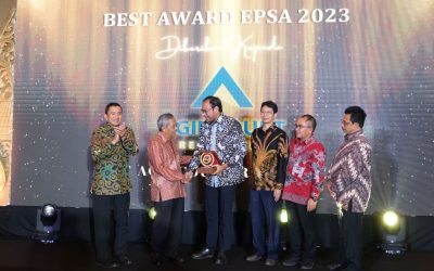 Foto 1: Direktur sekaligus Chief Financial Officer PTAR Noviandri (tengah) menerima penghargaan Best Award dalam ajang Eco-tech Pioneer Sustainability Awards (EPSA) 2023 di Hotel Novotel Semarang, Sabtu (2/9).