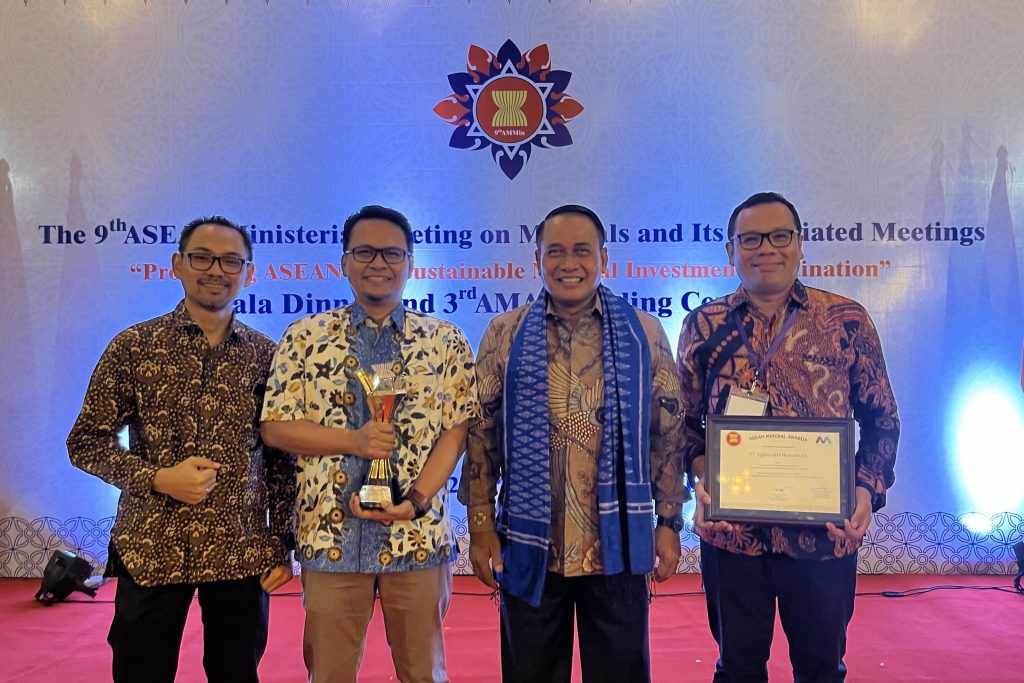 Photo 1: PTAR management representative Wira Dharma Putra (second from left) receives the first place trophy for the Mineral Processing category at the 2023 ASEAN Mineral Awards (AMA) in Phnom Penh, Cambodia, Thursday (23/11).