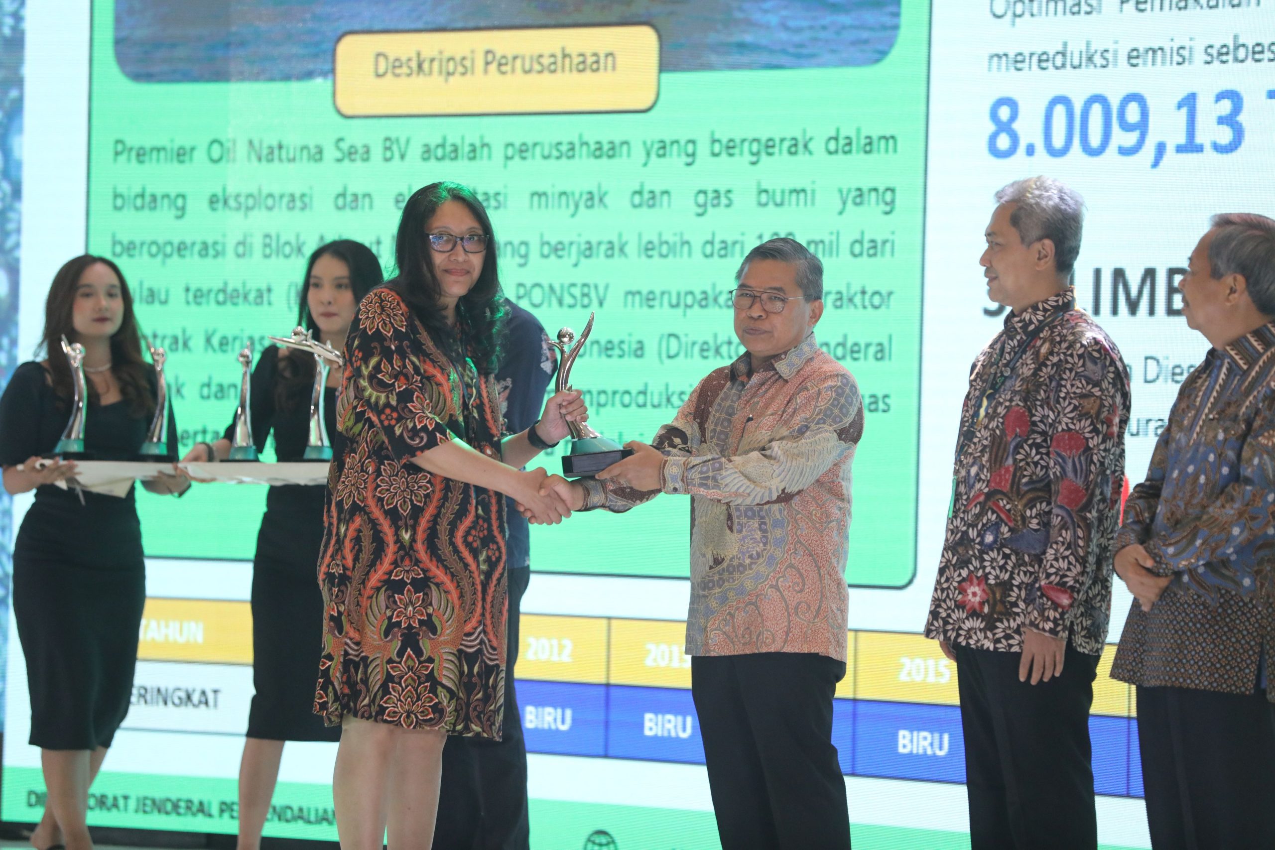Photo 1: External Director of PT Agincourt Resources Sanny Tjan receives Green Proper trophy from Deputy Minister of the Ministry of Environment and Forestry Alue Dohong at Bidakara Hotel, Jakarta, Wednesday (20/12).