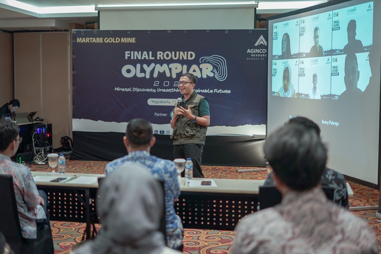 Vice President Director of PT Agincourt Resources, Ruli Tanio, who was one of the judges delivered her review during the final round of OlympiAR 2022 on April 1, 2023 in Yogyakarta. (Doc: PTAR