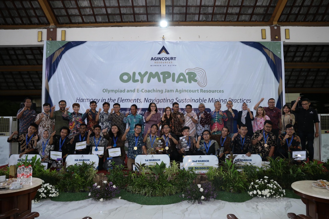 Foto 2:  Seluruh finalis OlympiAR 2024 berfoto bersama jajaran manajemen Agincourt Resources dan tamu undangan
