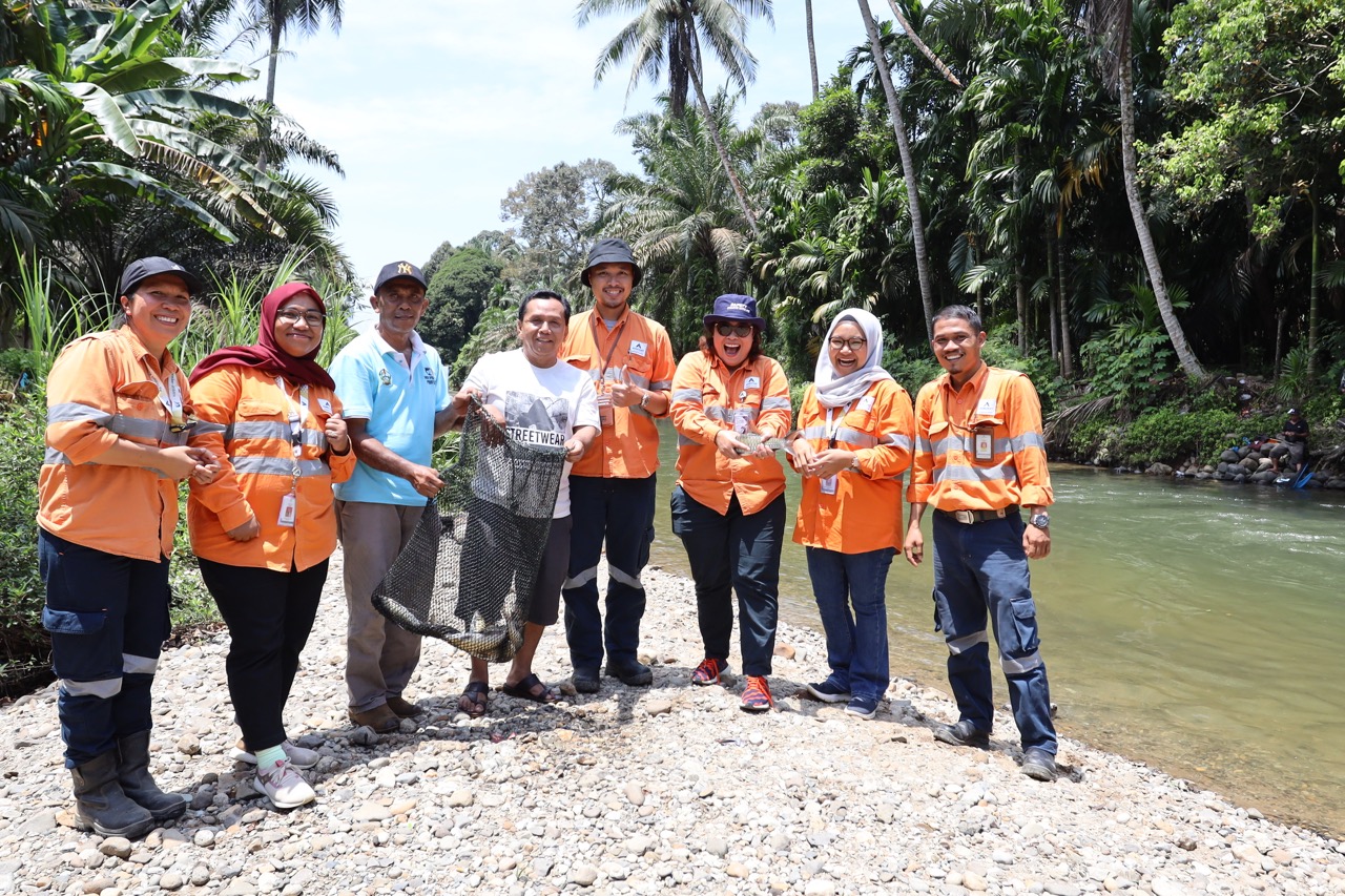 The First Harvest of Garoga River’s Lubuk Larangan Followed by 250 Surrounding Residents