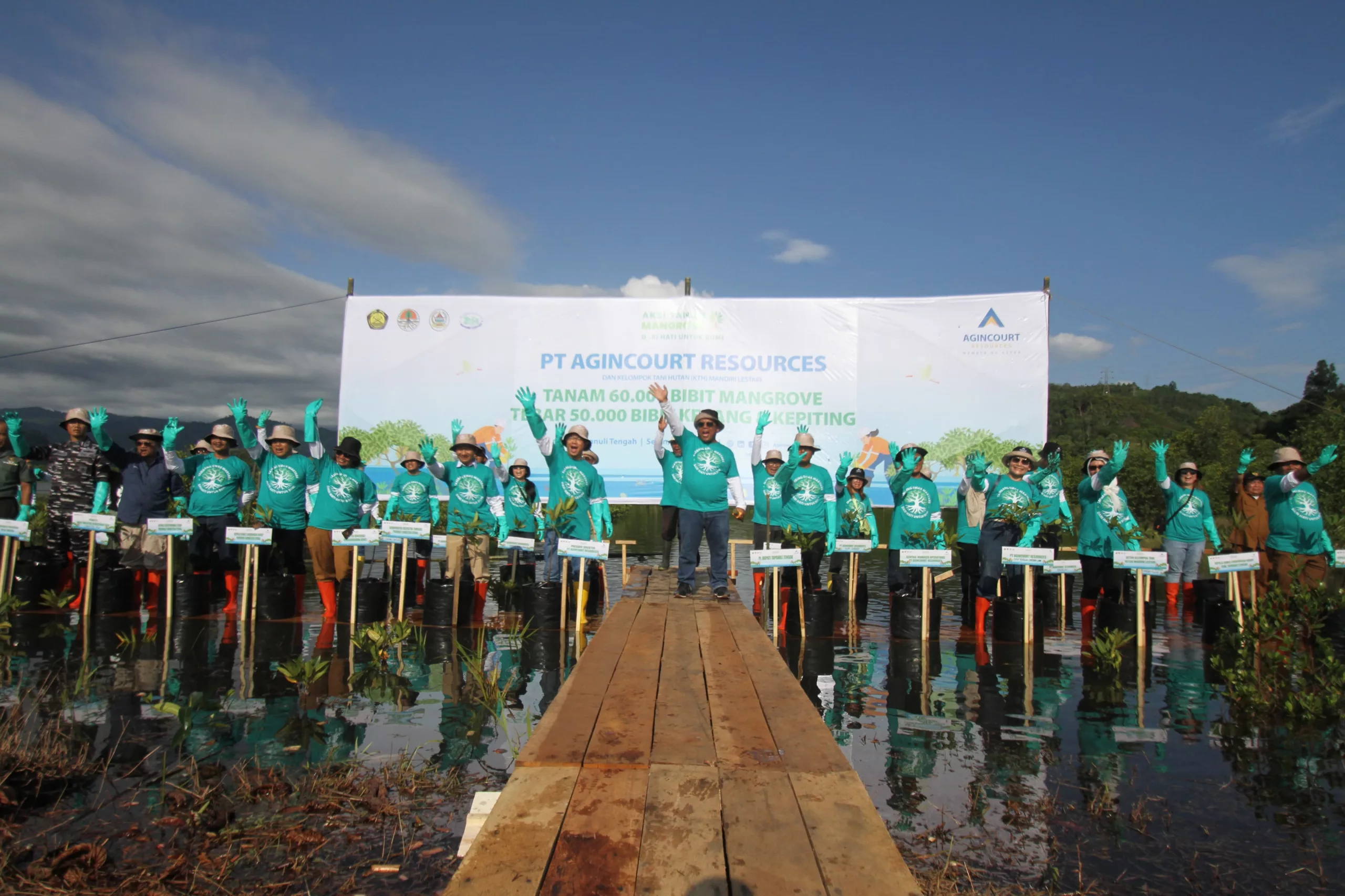 Photo 2: PT Agincourt Resources planted 60,000 mangrove seedlings on 19 hectares of land in Pandan, Central Tapanuli, to protect the environment and sustainability of coastal ecosystems. The symbolic planting was held on Monday (3/6/2024). (Doc: PTAR)