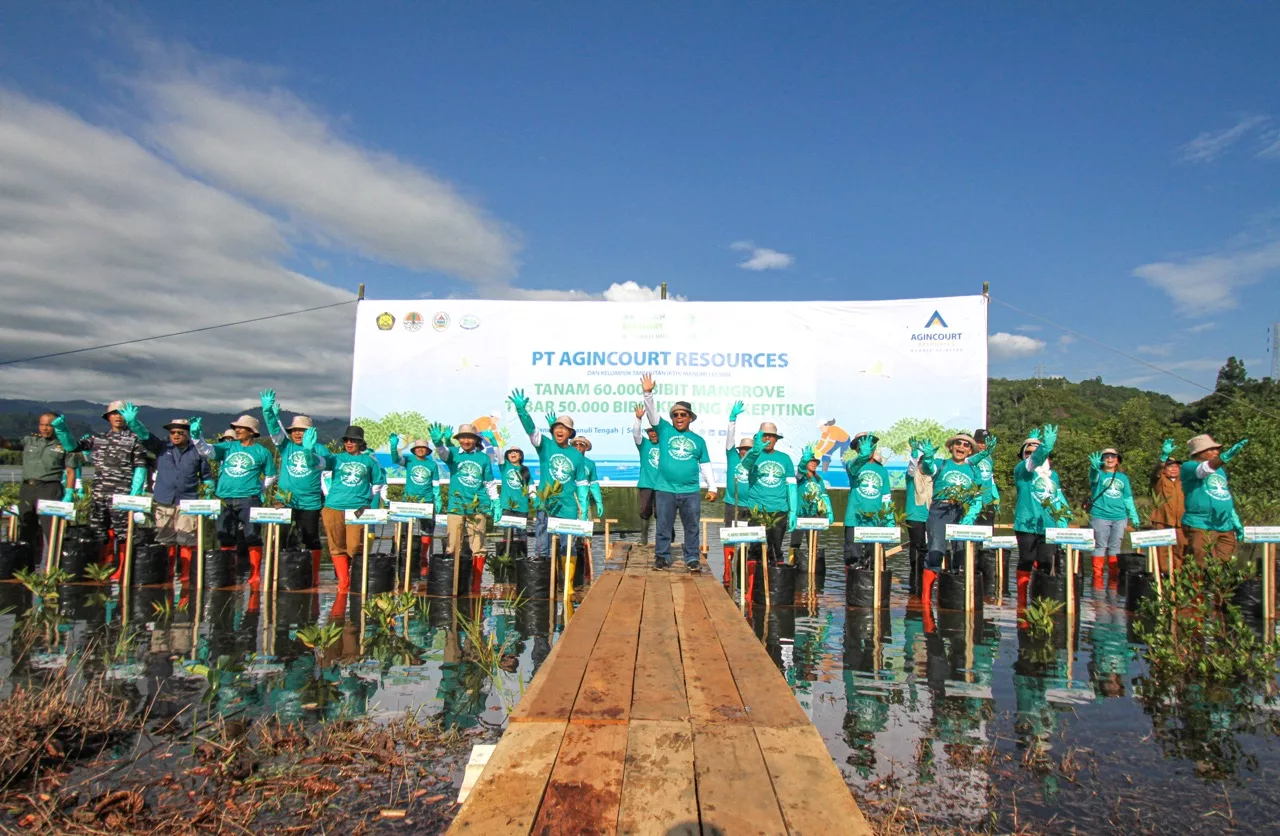 Dari Hati untuk Bumi Agincourt Resources Planted 60,000 Mangrove Seedlings and Releases 50,000 Shellfish Fry in Tapanuli Tengah to Maintain Ecological Balance