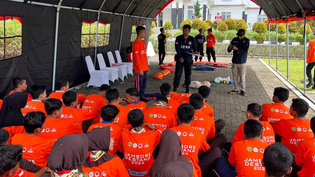 During the Jamboree, Agincourt Resources also donated two motorcycles fire engines, which were received directly by the Regent of Tapanuli Selatan. In addition, the company also provided trophies and coaching money to the winners of the first day's competition totaling Rp21.8 million. 