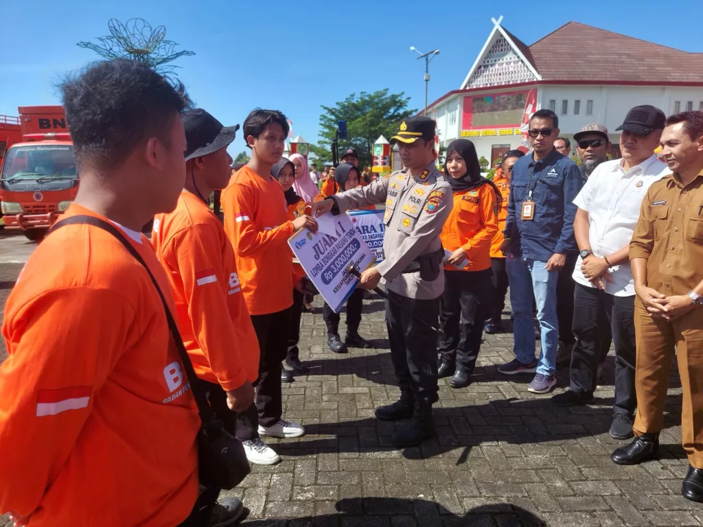 The event was opened by the Regent of Tapanuli Selatan, Dolly Pasaribu. On the first day, 130 Jamboree participants, who were volunteers from eight Agincourt Resources-trained Destana and students from five high schools in Sipirok