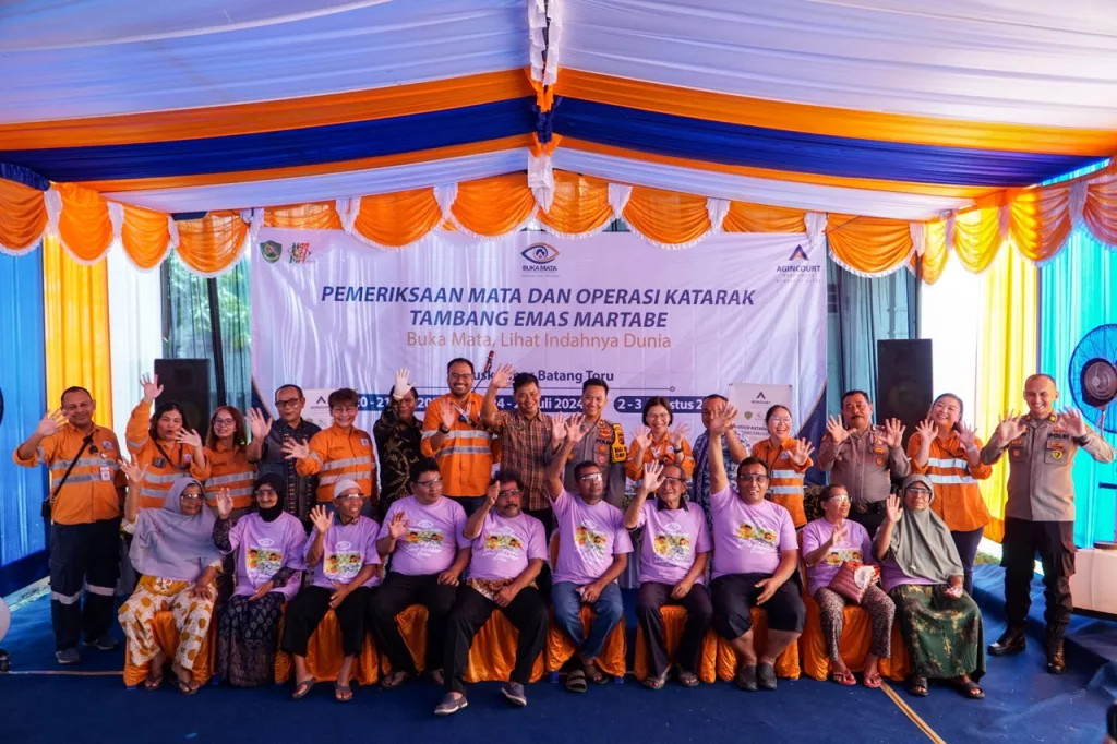 Foto 1: Manajemen PT Agincourt Resources dan jajaran Pemerintah Daerah Tapanuli Selatan berfoto bersama para pasien Operasi Katarak Gratis 2024 Puskesmas Batang Toru, Jumat (26/07)