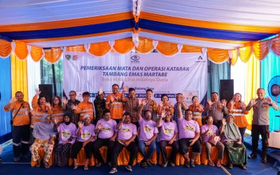 Photo 1: Management of PT Agincourt Resources and officials of South Tapanuli Regional Government are taking a photo with the patients of the 2024 Free Cataract Surgery at Batang Toru Public Health Center, Friday (26/07).