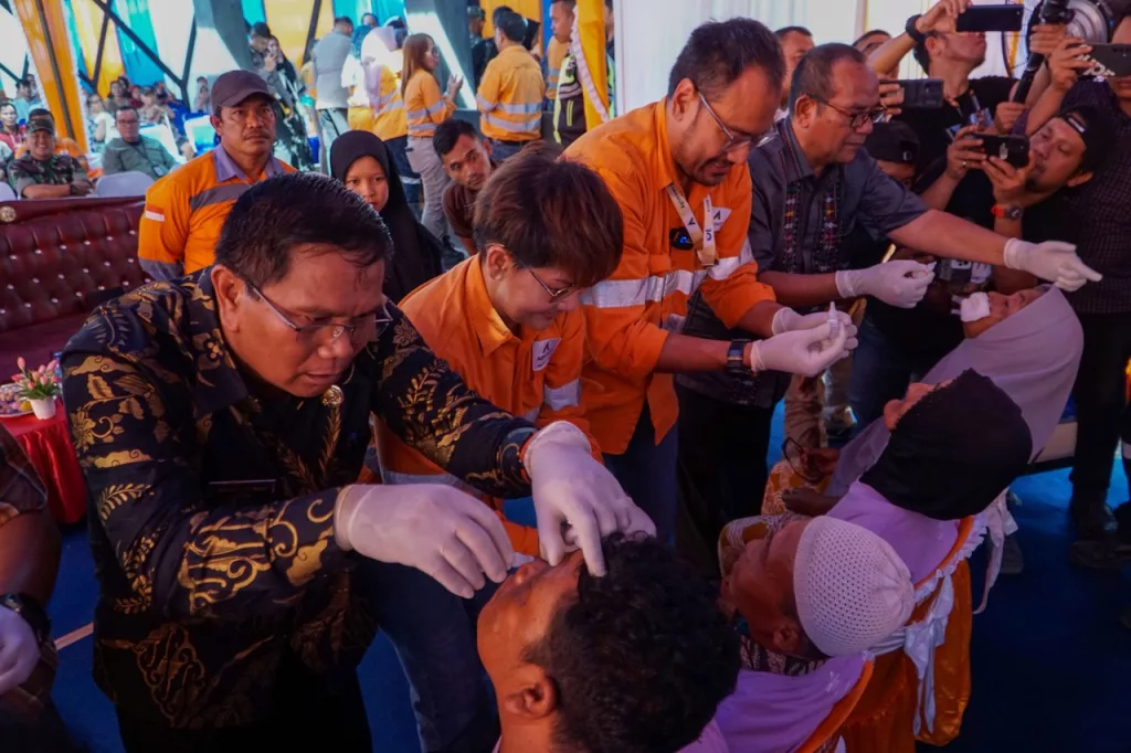 Photo 2: Director & CFO of PT Agincourt Resources, Noviandri (second from right) is applying eye drops on a patient of the 2024 Free Cataract Surgery at Batang Toru Public Health Center, Friday (26/07).