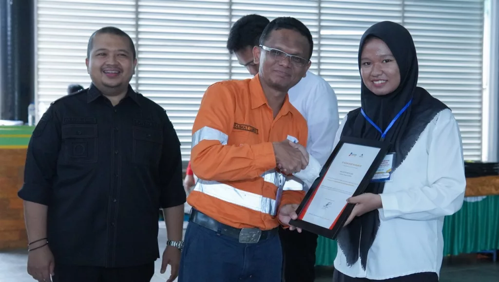 Foto 2: GMO & Deputy Director Operations PT Agincourt Resources Rahmat Lubis (tengah) didampingi Bupati Tapanuli Selatan Dolly Pasaribu (kiri) menyerahkan sertifikat penghargaan kepada Naila Putri (kanan), peraih Beasiswa Martabe Prestasi yang lulus masuk Universitas Padjadjaran. (Dok: PTAR) 