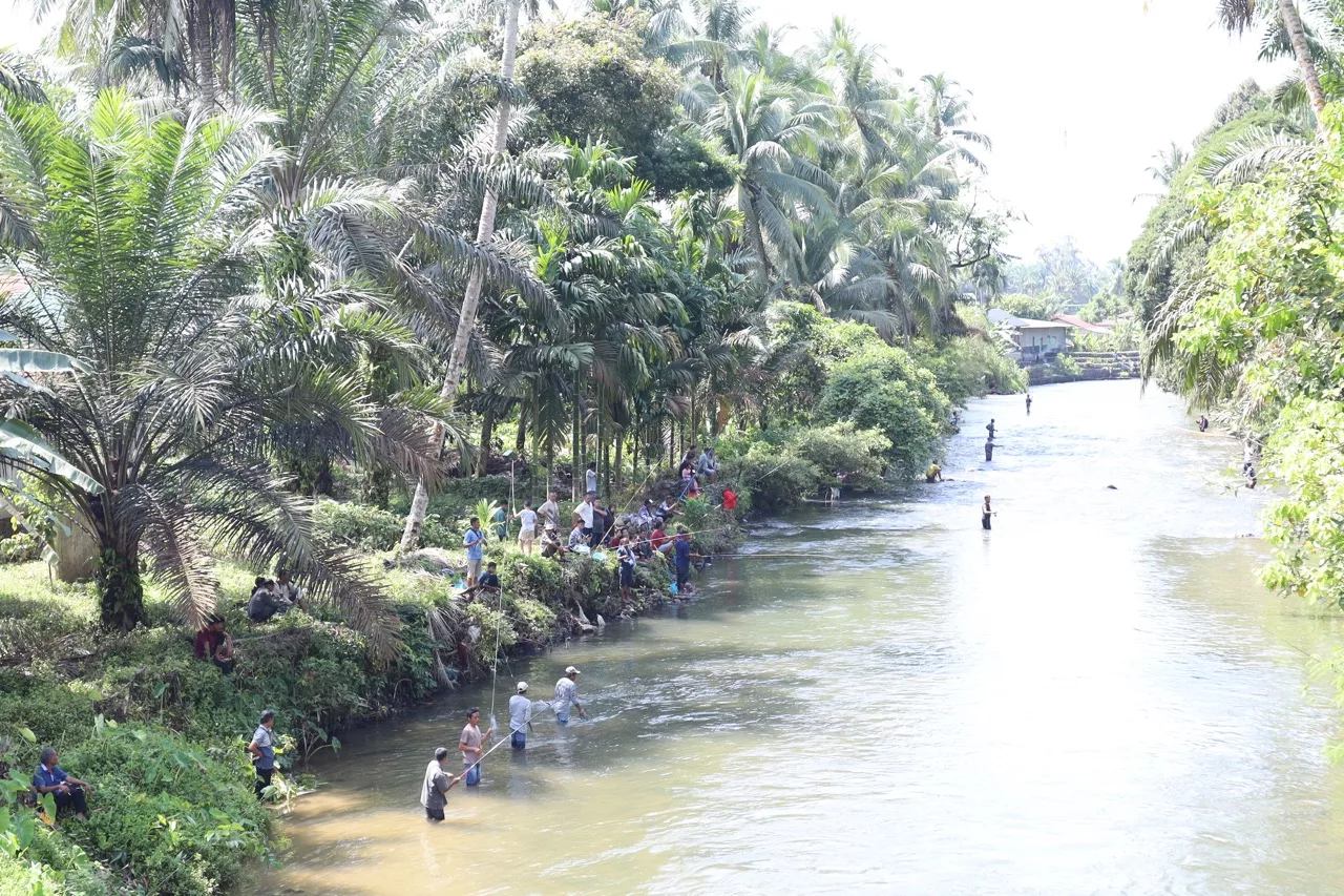 Photo 2: People fishing during harvest in the lubuk larangan Garoga River in Garoga Village in mid-April 2024. (Doc: PTAR