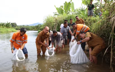 Photo 1: Community Relations Team of PT Agincourt Resources together with the Head of South Tapanuli Fisheries Service Saiful AP Nasution (second from left) and the community released thousands of jurung fish and goldfish into Garoga River in Batu Hula Village, Tuesday (6/8/2024). (Doc: PTAR)