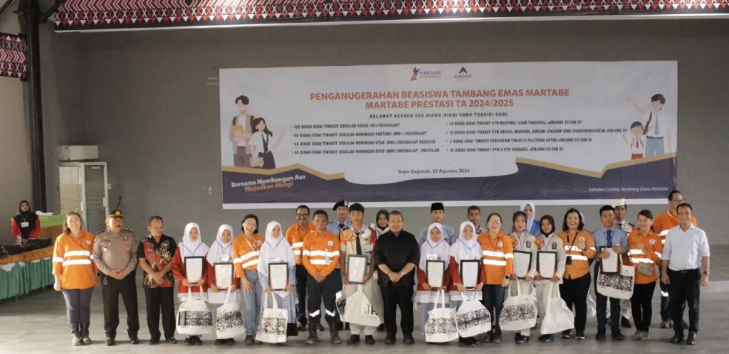 Foto 1: Manajemen PT Agincourt Resources dan Bupati Tapanuli Selatan Dolly Pasaribu (tengah berbaju hitam) berfoto bersama sebagian siswa penerima Beasiswa Martabe Prestasi, Jumat (2/8/2024). (Dok: PTAR)