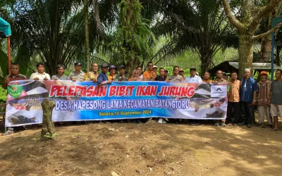 Pelepasan 9.900 Benih Ikan di Lubuk Larangan Desa Hapesong Lama Wujud Nyata Pelestarian Alam