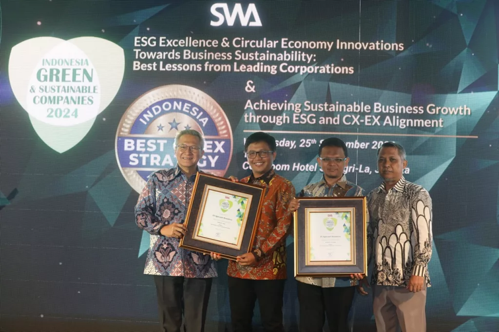 Photo 2: Vice President Director of PT Agincourt Resources (PTAR) Ruli Tanio (the second from left) and the General Manager & Deputy Director Operation PTAR Rahmat Lubis (the third from left) received the award from IICG Chairman Gendut Suprayitno (left) the Vice Editor-in-Chief of SWA Magazine Kusnan M. Djawahir (right) in The Indonesia Green and Sustainable Companies Award (IGSCA) 2024. (Dok: PTAR)