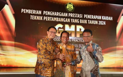 Foto 1: Presiden Direktur PT Agincourt Resources (PTAR) Muliady Sutio (kiri) didampingi General Manager & Deputy Director Operations PTAR Rahmat Lubis (kanan) berfoto bersama Dirjen Minerba Kementerian ESDM Tri Winarno (tengah) usai menerima trofi Penghargaan Terbaik Penerapan Kaidah Teknik Pertambangan yang Baik di Jakarta, Rabu (25/9/2024). (Dok: PTAR)