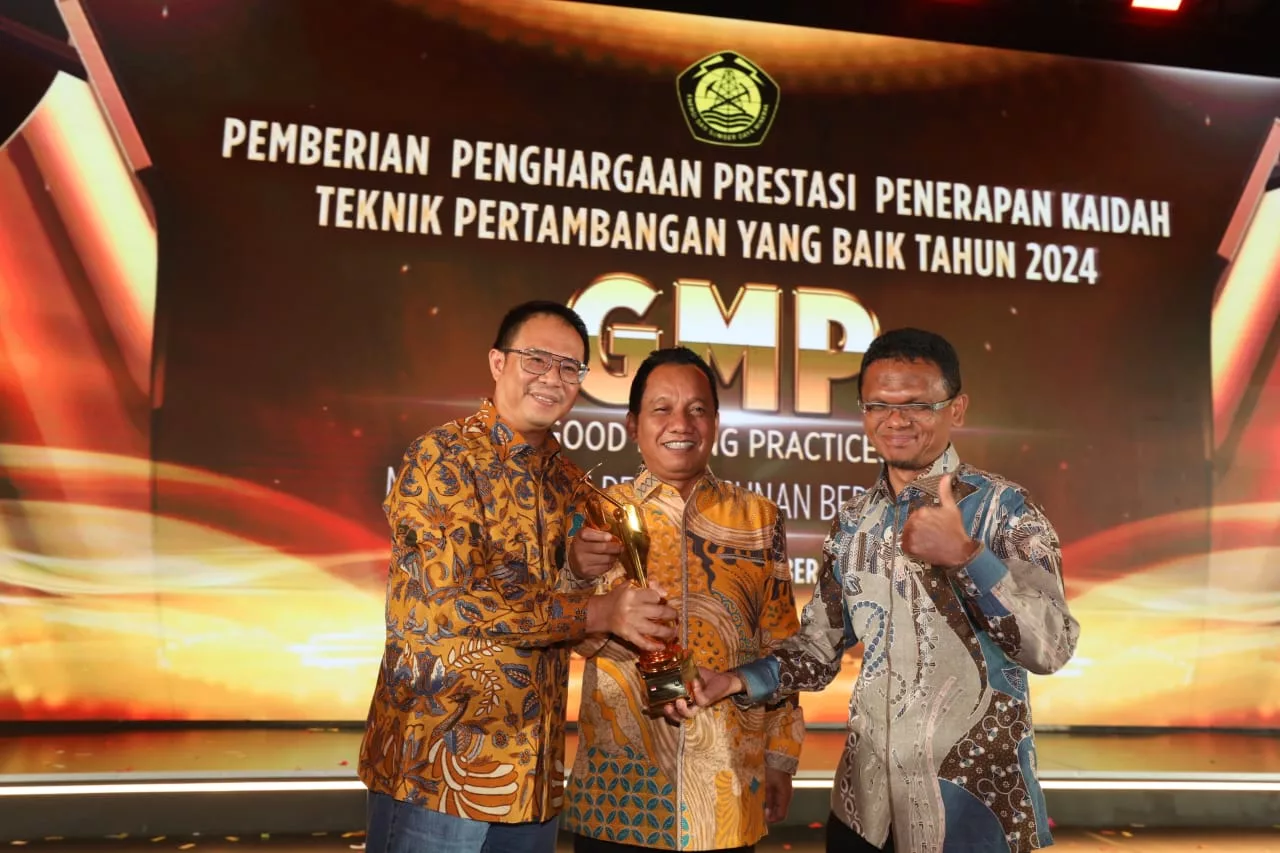 Foto 1: Presiden Direktur PT Agincourt Resources (PTAR) Muliady Sutio (kiri) didampingi General Manager & Deputy Director Operations PTAR Rahmat Lubis (kanan) berfoto bersama Dirjen Minerba Kementerian ESDM Tri Winarno (tengah) usai menerima trofi Penghargaan Terbaik Penerapan Kaidah Teknik Pertambangan yang Baik di Jakarta, Rabu (25/9/2024). (Dok: PTAR)