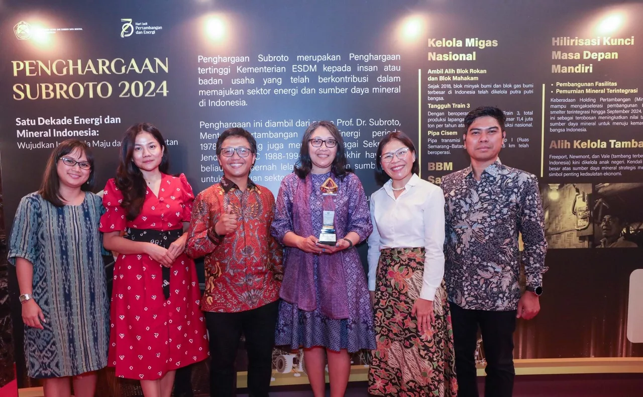 Photo 2: PT Agincourt Resources (PTAR) receives the 2024 Subroto Award for the Most Innovative Mineral Community Development and Empowerment (PPM) in the Education Category from the Ministry of Energy and Mineral Resources. The award is received by PTAR Vice President Director Ruli Tanio (third from left) accompanied by PTAR External Relations Director Sanny Tjan (third from right) and the management in Jakarta, Thursday (10/10/2024).