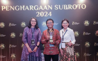 Photo 1: Deputy President Director of PT Agincourt Resources (PTAR) Ruli Tanio (center), PTAR External Relations Director Sanny Tjan (left) and PTAR Senior Community Manager Christine Pepah (right) pose for a photo after receiving the 2024 Subroto Award in Jakarta, Thursday (10/10/2024).