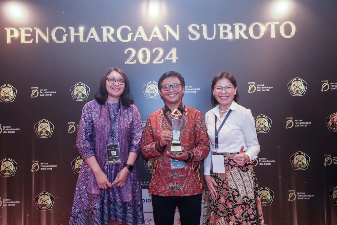 Foto 1: Wakil Presiden Direktur PT Agincourt Resources (PTAR) Ruli Tanio (tengah), Direktur Hubungan Eksternal PTAR Sanny Tjan (kiri) dan Senior Manager Community PTAR Christine Pepah (kanan) berfoto usai menerima Penghargaan Subroto 2024 di Jakarta, Kamis