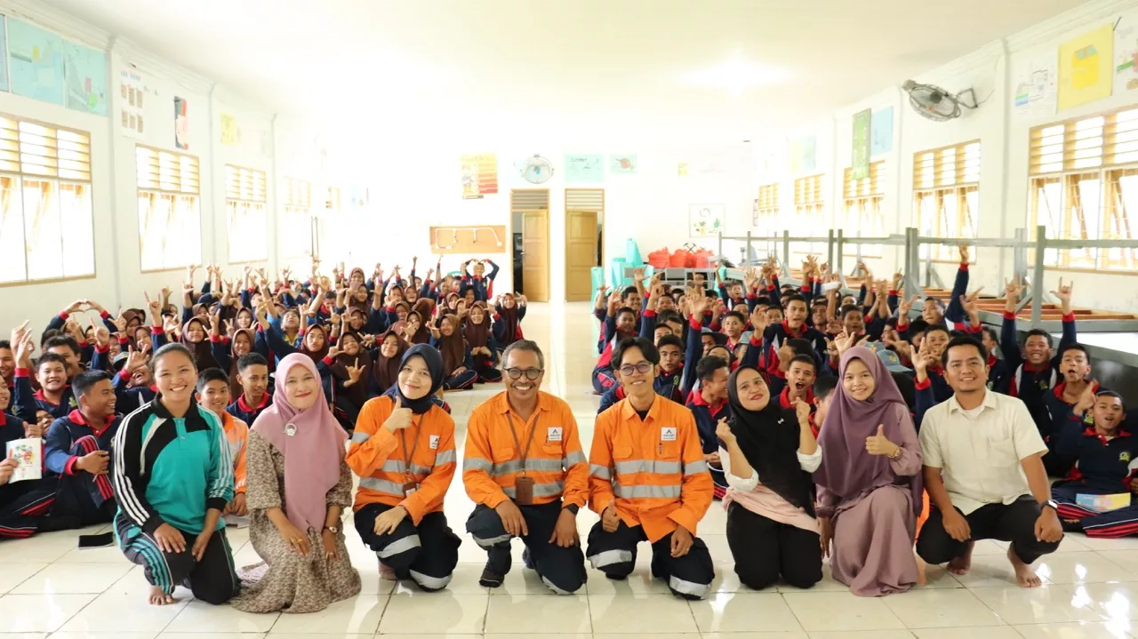 Let's Save the Earth! SMK Negeri 2 Batang Toru Students Learned Smart Waste Management 