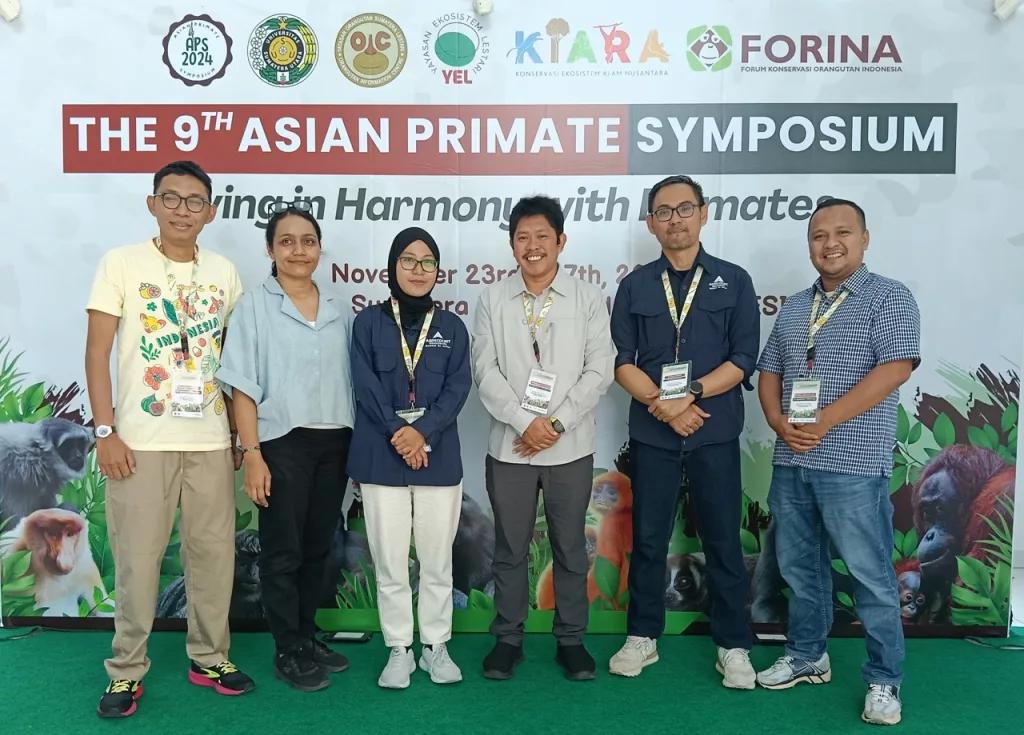 Foto 1: (Ketiga dari kanan) Manager Environment PT Agincourt Resources (PTAR) Mahmud Subagya dan Superintendent Environmental Site Support PTAR Syaiful Anwar (kedua dari kanan) berfoto bersama tim PTAR usai mempresentasikan penelitian tentang arboreal bridge di Asian Primate Symposium di USU, Senin (25/11/2024).