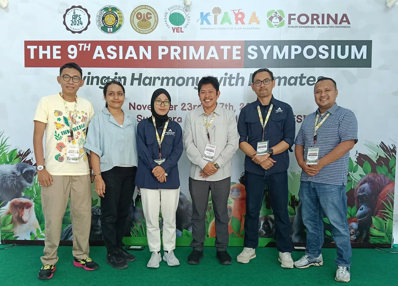 Foto 1: (Ketiga dari kanan) Manager Environment PT Agincourt Resources (PTAR) Mahmud Subagya dan Superintendent Environmental Site Support PTAR Syaiful Anwar (kedua dari kanan) berfoto bersama tim PTAR usai mempresentasikan penelitian tentang arboreal bridge di Asian Primate Symposium di USU, Senin (25/11/2024)