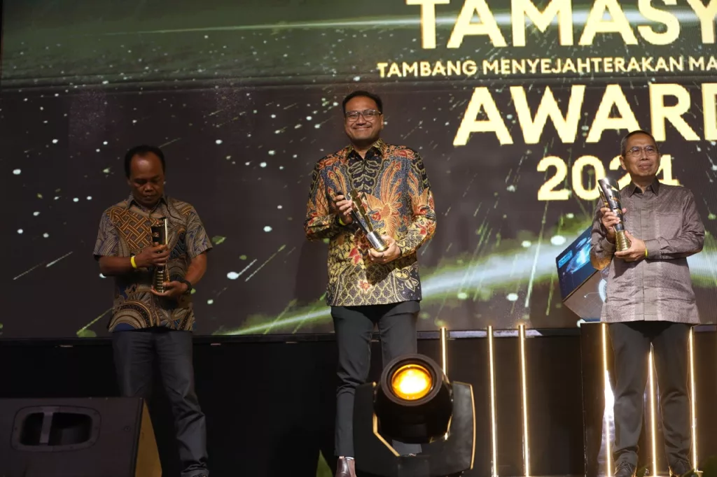 Photo 2: PT Agincourt Resources (PTAR) won 2 awards at the Tamasya Award organized by the Directorate General of Mineral and Coal, Ministry of Energy and Mineral Resources. The awards were received by PTAR's Director, Noviandri, (center) in Jakarta on Tuesday (26/11/2024). 