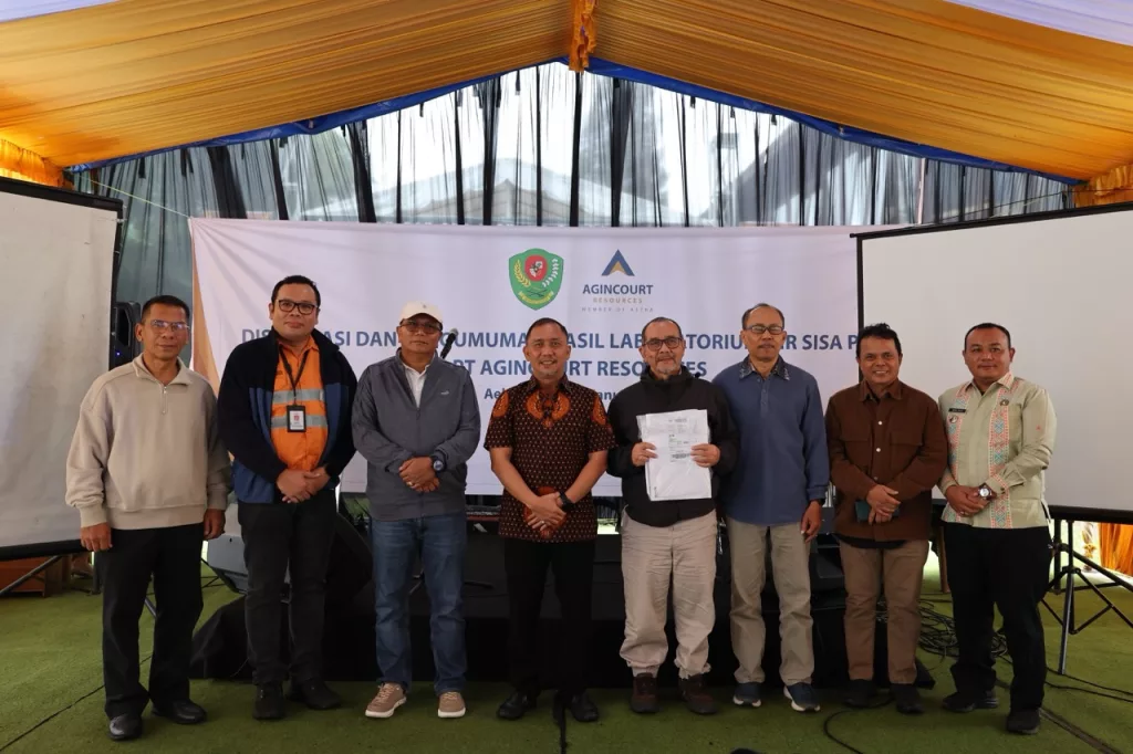 Foto 1: PT Agincourt Resources (PTAR) menggelar Diseminasi dan Pengumuman Hasil Laboratorium Air Sisa Proses di Marancar, Tapanuli Selatan, Jumat (17/1/2025). Acara dihadiri Sekda Tapanuli Selatan sekaligus Ketua Tim Terpadu Pemantau Kualitas Air Sisa Proses Tambang Emas Martabe Sofyan Adil Siregar (keempat dari kiri) dan Senior Manager Government Relations PTAR Irwanto Situmorang (kedua dari kiri) serta anggota Tim Terpadu lainnya. (Dok: PTAR)/ 